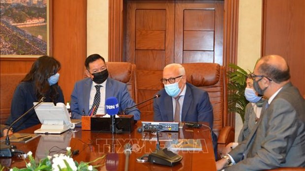 越南驻埃及大使陈成功（左二）同塞得港省省长阿德尔·加德班举行工作会谈。（图片来源：越通社）
