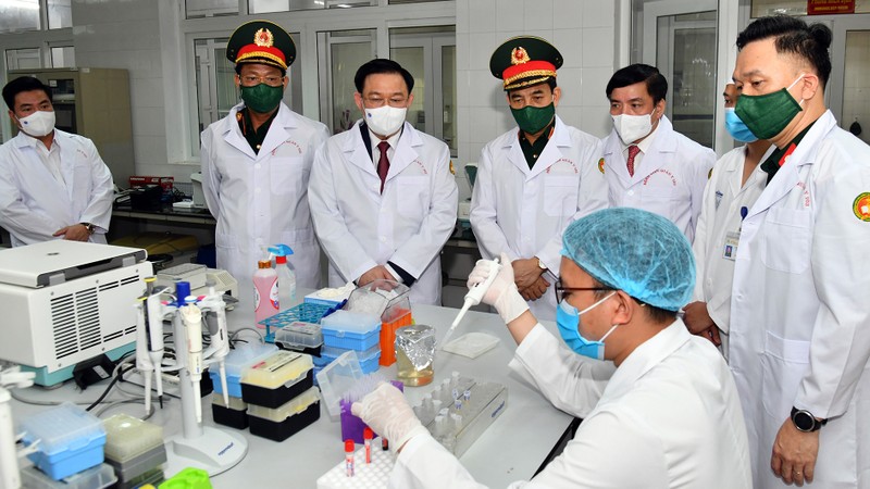 越南国会主席王廷惠探访军医学院。维灵摄