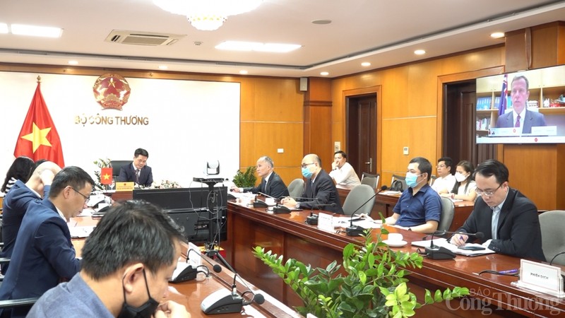 越南工贸部长阮鸿延同澳大利亚贸易旅游与投资部长丹·特汉举行在线会谈。（图片来源：工贸报）