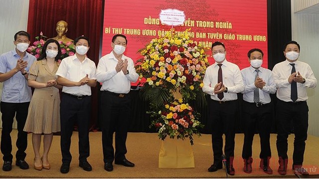 阮重义部长向《人民报》社赠送花篮祝贺越南革命新闻日。