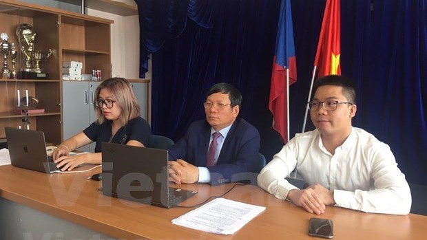 旅居欧洲越南人联合会主席黄廷胜（中间）出席论坛。（图片来源：越通社）