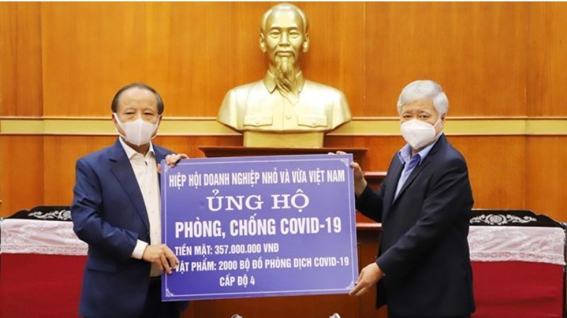 杜文战同志接受由越南中小型企业协会捐献的3.57亿越盾和2000件四级新冠肺炎疫情防护服。