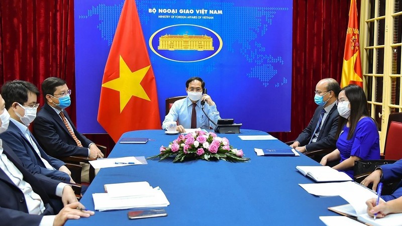 越南外交部长裴青山与加拿大外交部长马克·加诺通电话。（图片来源：越通社）