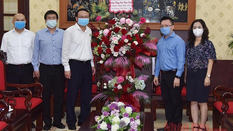 越南自然资源与环境部代表团来访并祝贺人民报社。