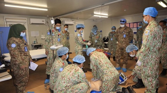 联合国维和力量视察越南野战医院的综合能力。（图片来源：人民军队报）