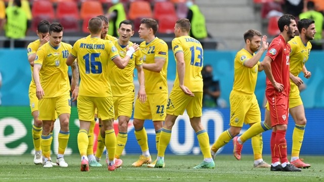 乌克兰球员们庆祝进球。