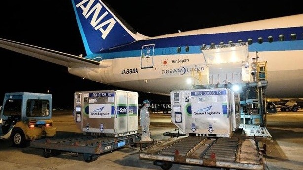 日本政府赠予的近100万剂疫苗已运抵内排机场。