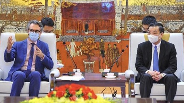 河内市人民委员会主席朱玉英会见欧盟驻越南代表团团长乔治·阿里贝蒂大使。