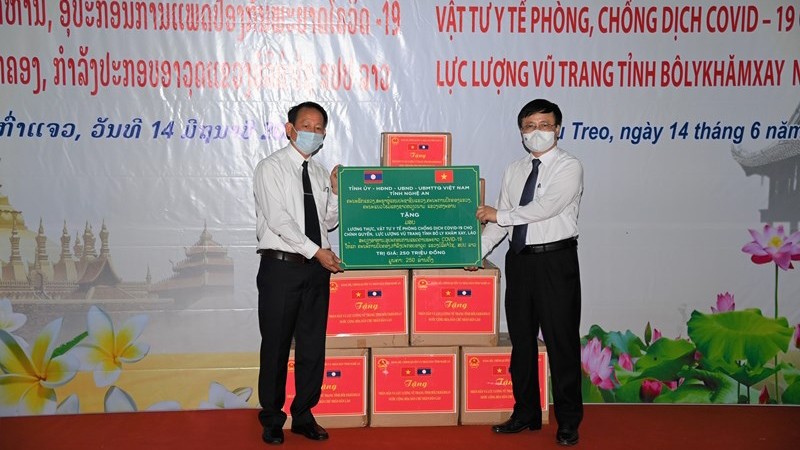 越南义安省向老挝移交军民医疗站。
