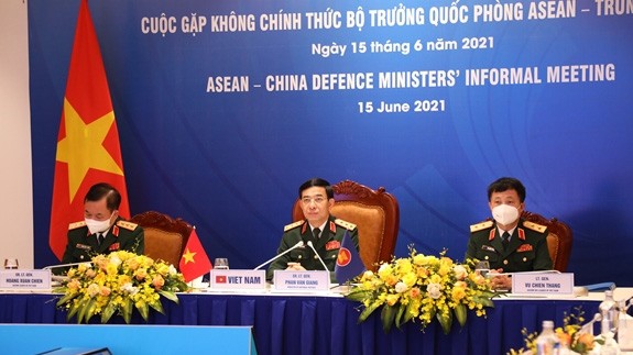 越南国防部部长范文江上将出席会议。