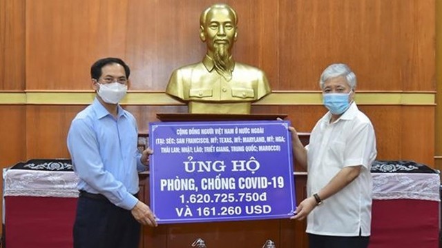 越南外交部部长裴青山向越南祖国阵线中央委员会移交防疫捐款。