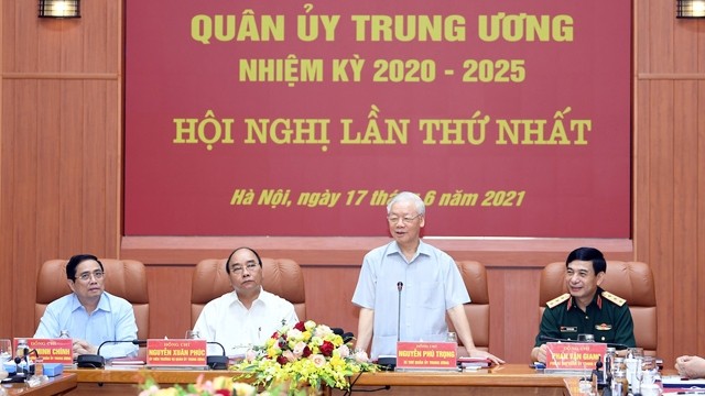 越共中央总书记阮富仲主持召开中央军委第一次会议。