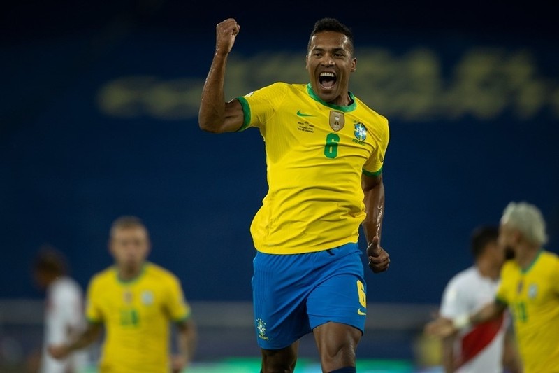 巴西队球员桑德罗庆祝进球。