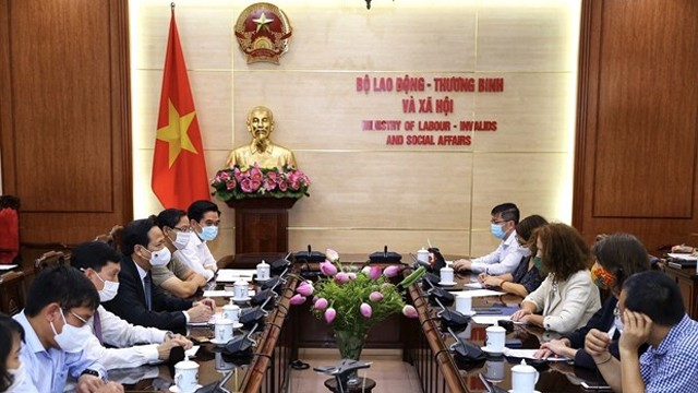 陶玉蓉部长与世界银行驻越南首席代表卡罗琳•特克举行工作座谈。