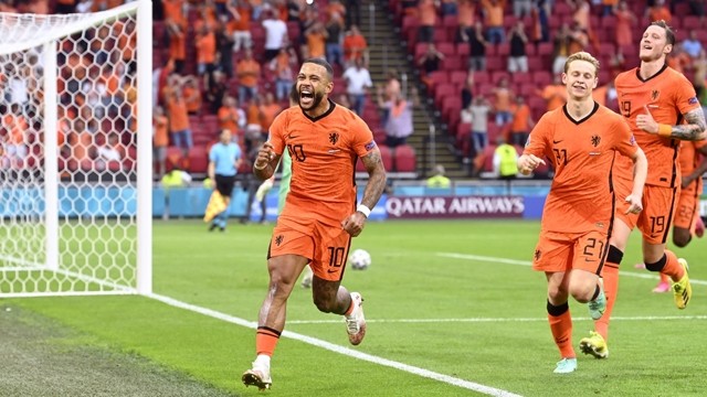 荷兰队（橙衫）提前一轮小组出线。