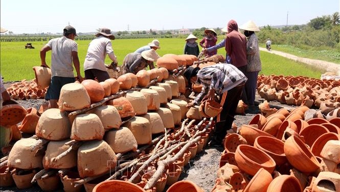 维护和发扬越南平顺省平德占族村陶瓷手工艺。