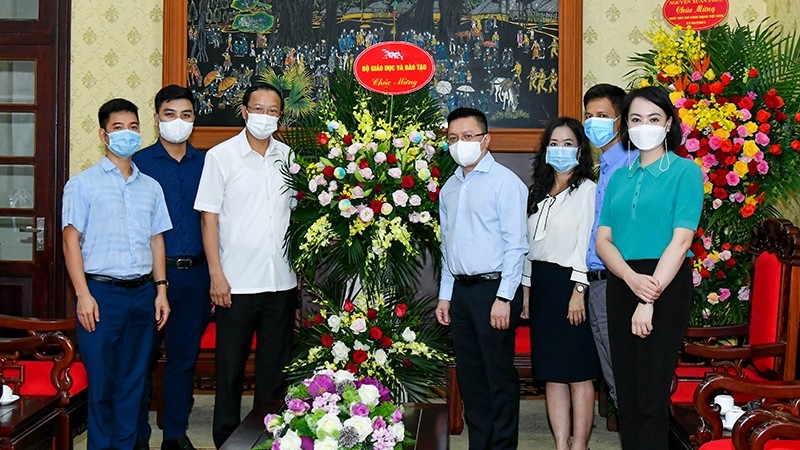 越南教育培训部副部长范玉赏一行祝贺《人民报》新闻工作者集体。