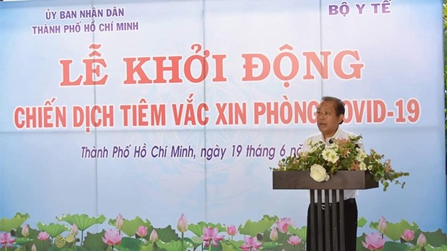 越南政府常务副总理张和平出席胡志明市新冠疫苗接种计划启动仪式。