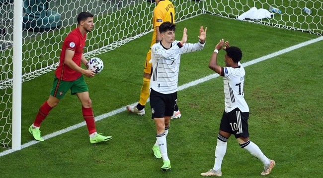 德国球员庆祝进球。