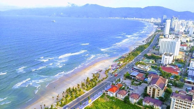 越南岘港市美溪海滩一角。