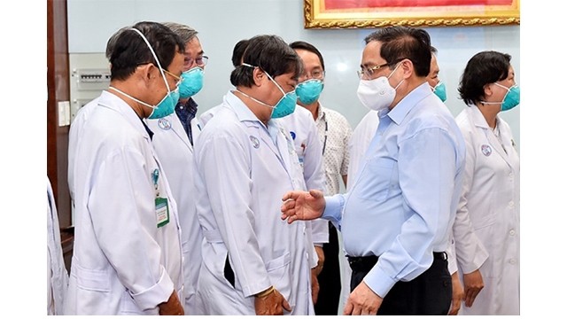 附图：范明正总理表彰参加抗疫工作的医务人员。（图片来源：VGP）