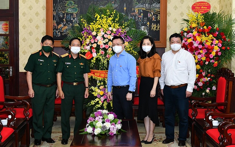越南人民军队总政治局副主任郑文决中将前来祝贺人民报社。