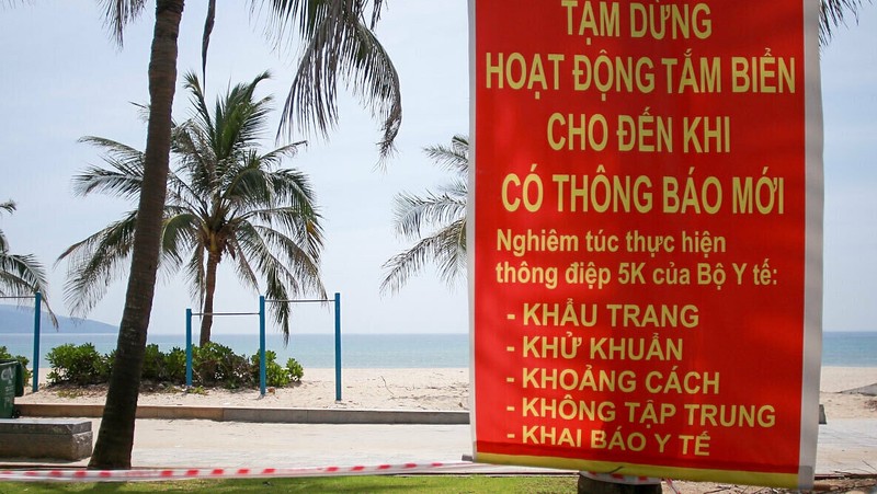 从20日12时岘港市暂时禁止下海游泳和暂停提供现场就餐服务。