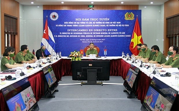 越南公安部长苏林上将与古巴内务部长拉萨罗·阿尔贝托·阿尔瓦雷斯·卡萨斯中将举行会谈。（图片来源：越通社）