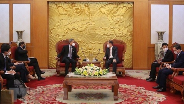 越共中央委员、中央对外部部长黎怀忠会见新加坡外长维文。（图片来源：越通社）