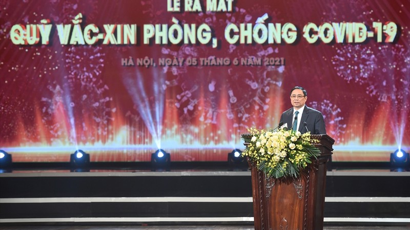 越南政府总理范明正在疫苗基金会亮相仪式上发言。