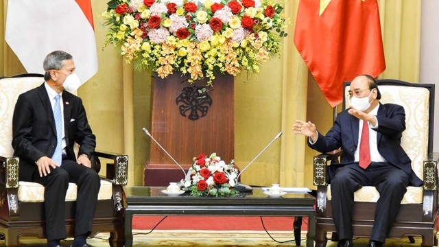 国家主席阮春福会见新加坡外长维文。