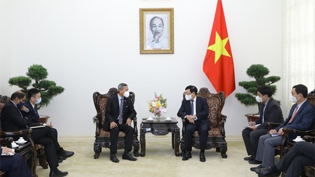 越南政府副总理范平明会见新加坡外交部长。