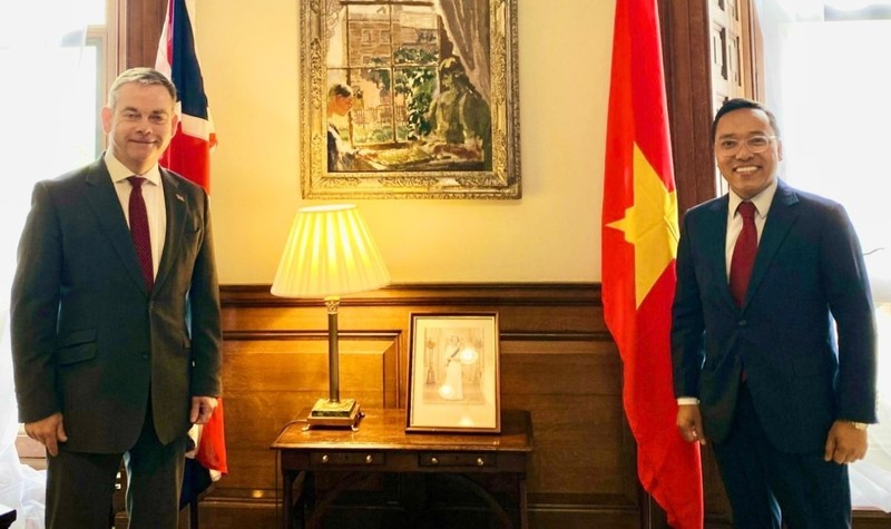 英国外交部亚洲事务国务大臣奈杰尔·亚当斯会见来访的越南驻英大使阮黄龙。（图片来源：越通社）