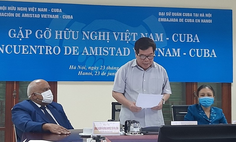 古巴驻越南大使与越古友好协会常务副主席阮曰草主持见面会。（图片来源：越通社）