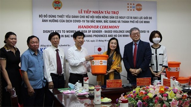 越南农民协会中央委员会代表接收联合国人口基金会捐赠的必需品。