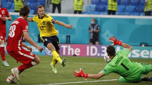 瑞典球员推射攻门的瞬间。