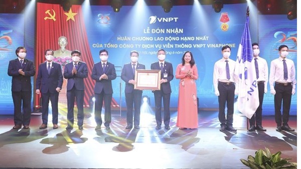 武氏映春副主席向VNPT-Vinaphone电信服务总公司颁发奖状。