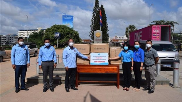 越南青年联合会向柬埔寨青年联合会赠予5000只防疫口罩。（图片来源：越通社）