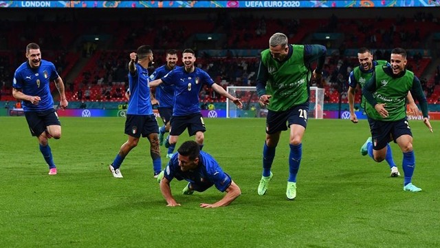 意大利队庆祝胜利。