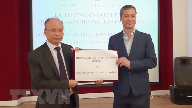 越南驻法特命全权大使丁全胜接收捐款。