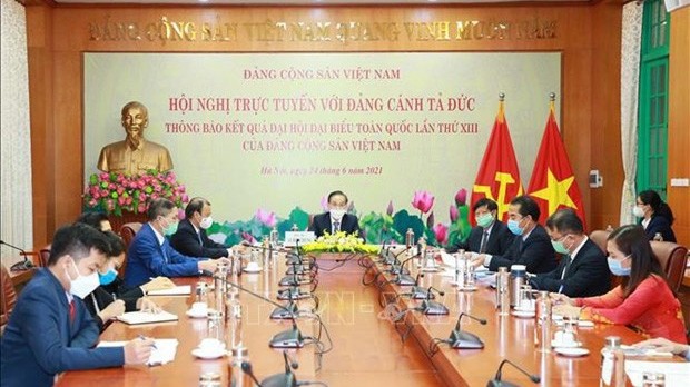 越共中央委员、中央对外部部长黎怀忠主持召开视频会议。（图片来源：越通社）