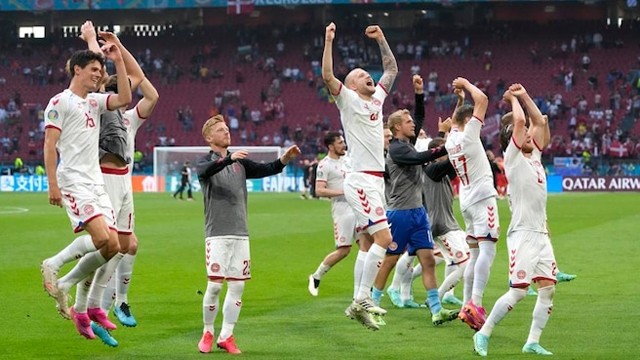 丹麦队庆祝本场比赛的胜利。