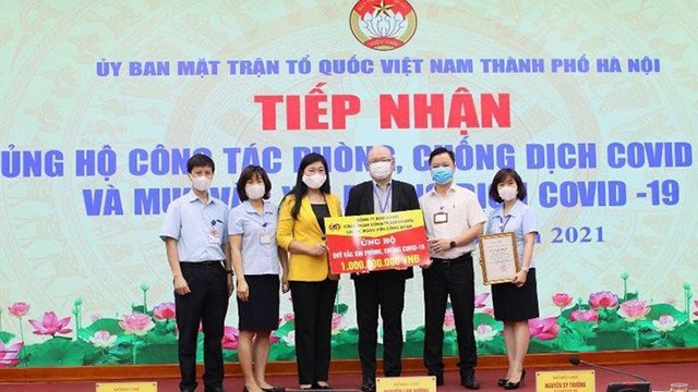 河内市越南祖国阵线主席接受捐款。（图片来源：新河内报）