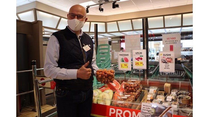 Carrefour Tongre超市负责人Weiss先生和越南荔枝。