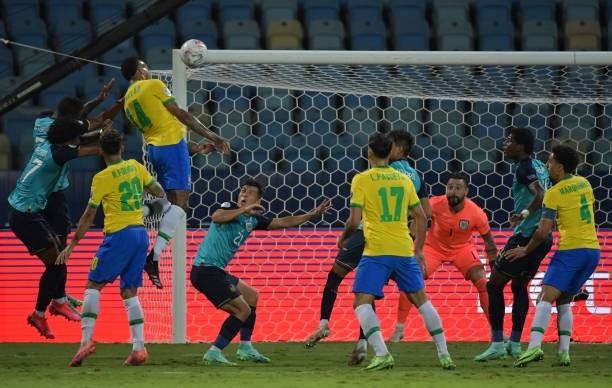 巴西队球员米利唐头槌破门。