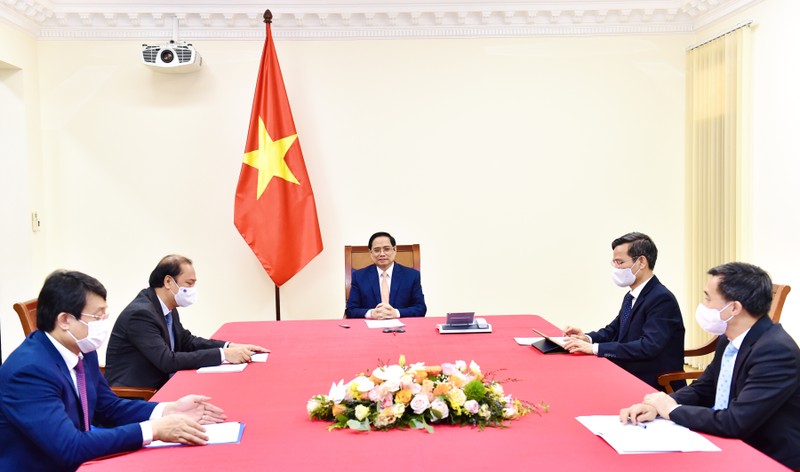 越南政府总理范明正与古巴总理马雷罗通电话。（图片来源：VGP）