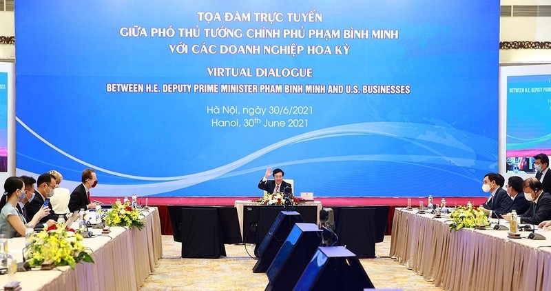 越南政府副总理范平明与美国企业进行座谈。（图片来源：VGP）