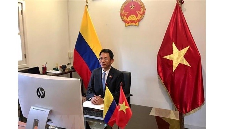 越南大使以视频方式向哥伦比亚总统递交国书。（图片来源：越通社）