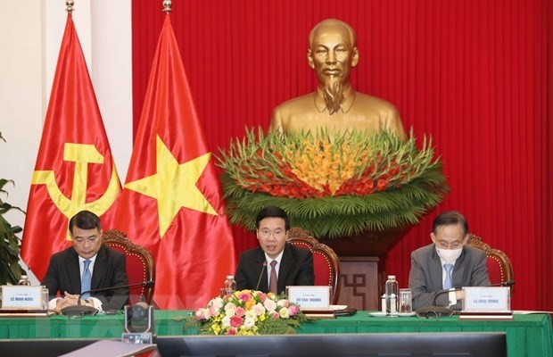 以越共中央政治局委员、中央书记处常务书记武文赏为首的越共代表团出席会议。