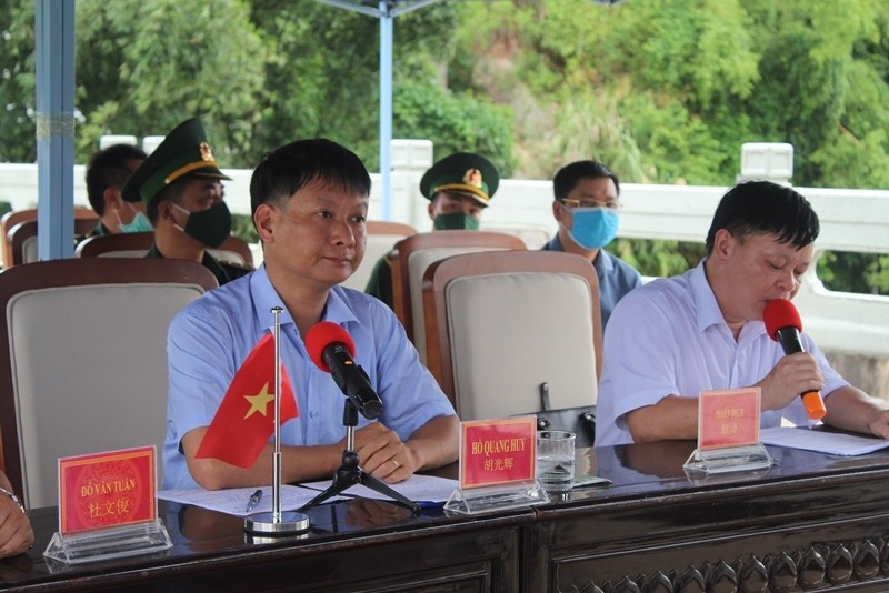 芒街市人民委员会主席胡光辉出席会谈。（图片来源：芒街市信息门户网站）